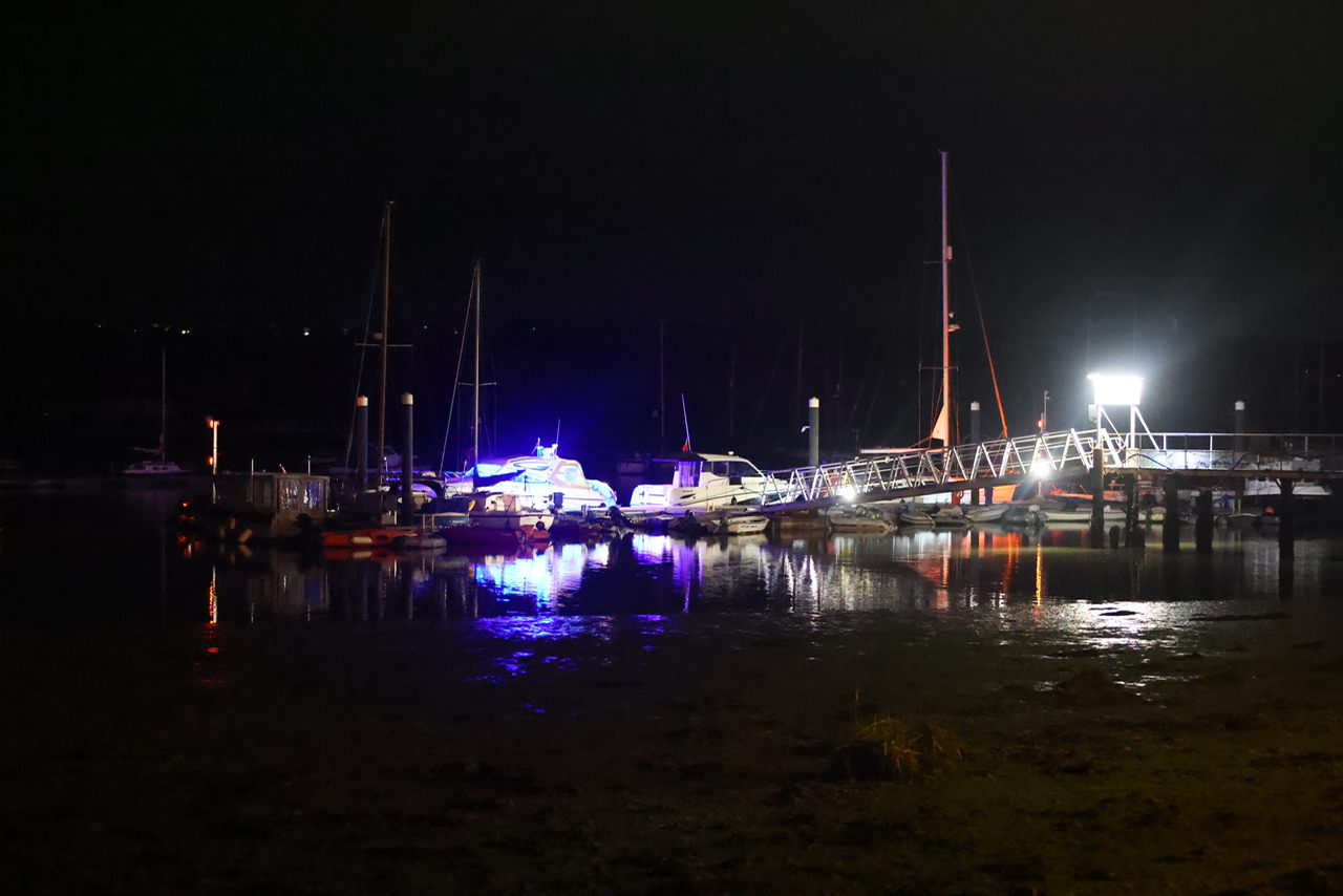BOAT FIRE AT THE FOLLY SEES EMERGENCY CREWS RESPOND