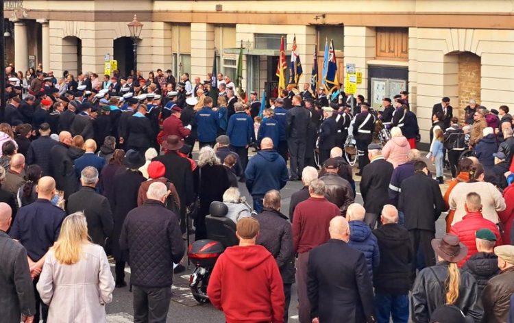 ISLANDERS GATHERED AT RYDE MEMORIAL TO REMEMBER FALLEN WAR HEROES