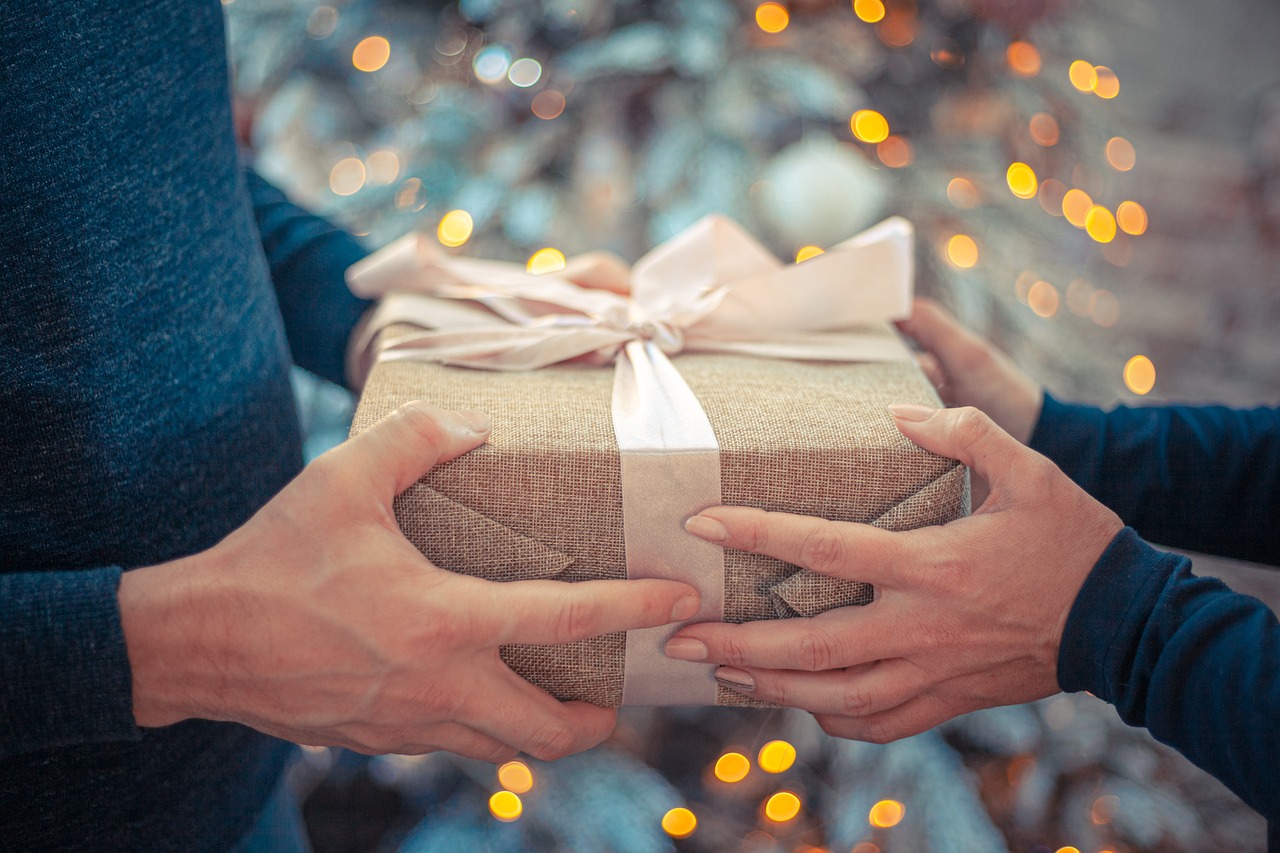 10 BEST CHRISTMAS GIFTS FOR HER