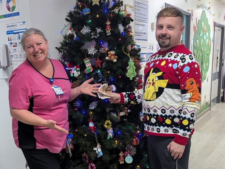 JAMIE BRIGHTENS UP CHRISTMAS WITH CHILDREN’S WARD CASH DONATION