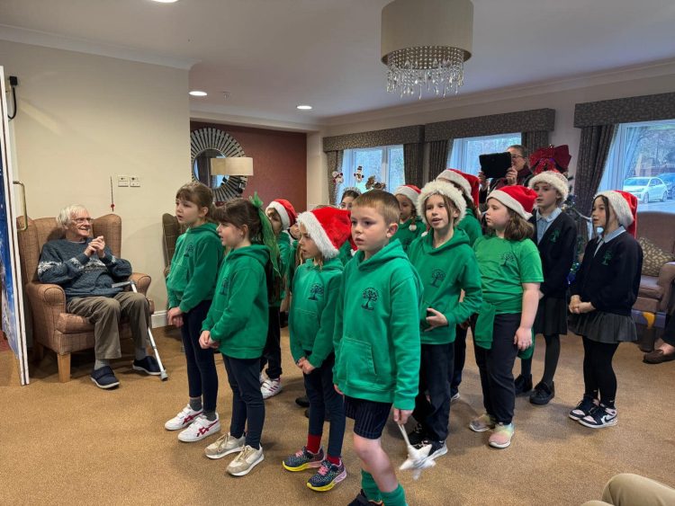 FESTIVE CHEER AT ORCHARD HOUSE CARE HOME THANKS TO HUNNYHILL PRIMARY SCHOOL