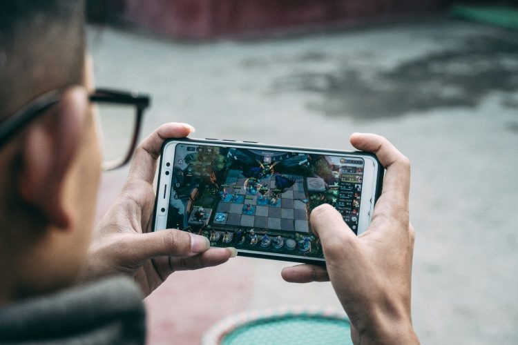 GAMING IN YOUR POCKET – PLAYING THE PAYING ON THE GO