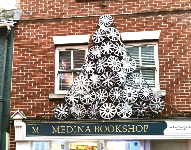 MEDINA BOOKSHOP TRANSFORMS INTO CHRISTMAS HUB(CAP) OF COWES