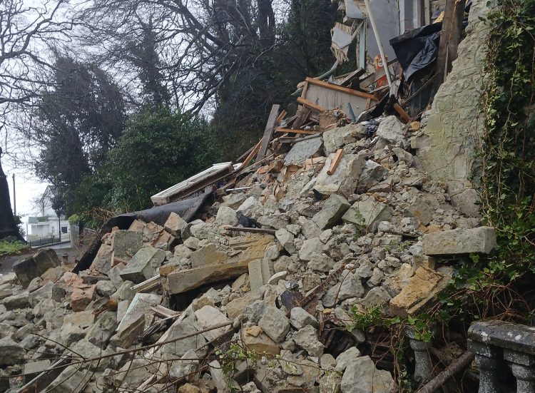 LISTED BUILDING IN VENTNOR COLLAPSES LEAVING PILE OF RUBBLE ON DRIVEWAY
