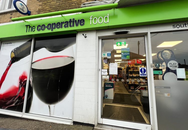 SHOP STAFF IN RYDE THREATENED BY MAN DEMANDING MONEY FROM TILL