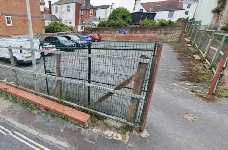 NEW EV CHARGERS COULD BE INSTALLED ON BACK ROAD IN RYDE