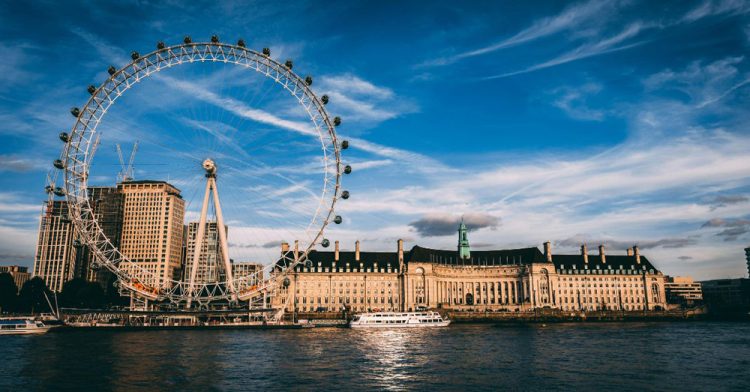 UK, 3 IN 10 BRITONS IN ECONOMIC DIFFICULTY. PURCHASING POWER DOWN 41% SINCE 2004