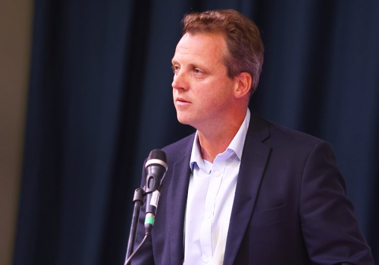 ROBERTSON URGES COUNCIL TO REJECT MAINLAND MAYORAL PROPOSAL TONIGHT