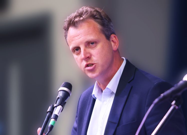 ROBERTSON URGES COUNCIL TO REJECT MAINLAND MAYORAL PROPOSAL TONIGHT