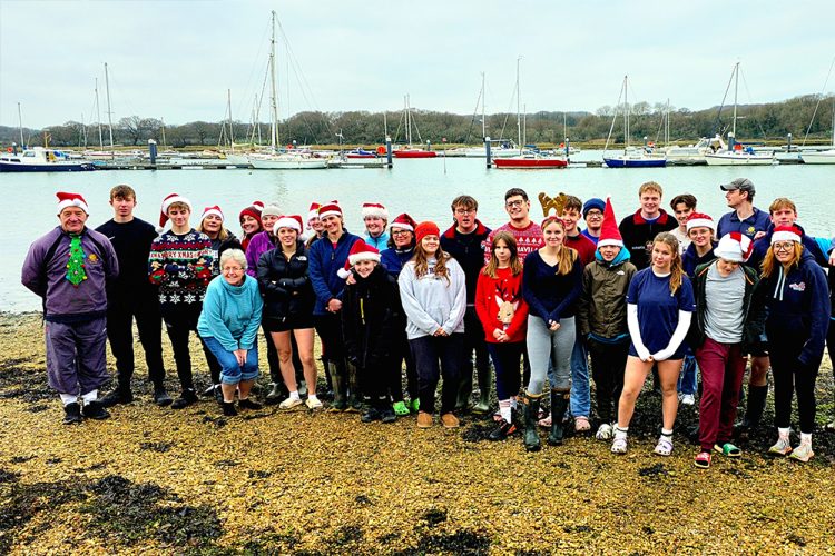 30 RYDE ROWING CLUB MEMBERS TAKE PART IN CHRISTMAS ROW ON THE MEDINA