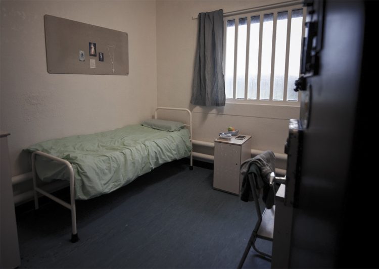 ISLE OF WIGHT TERROR TEEN STABS PRISON OFFICERS AT YOUNG OFFENDER INSTITUTION