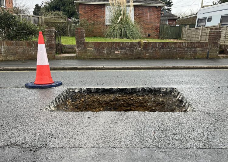 12FT DEEP SINKHOLE OPENS UP ON MAIN ROAD THROUGH TOTLAND