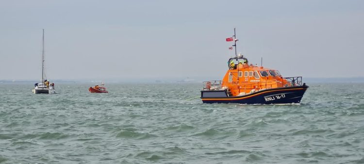 CATAMARAN WITH ENGINE ISSUES AIDED BY BOTH BEMBRIDGE AND COWES RNLI LIFEBOATS