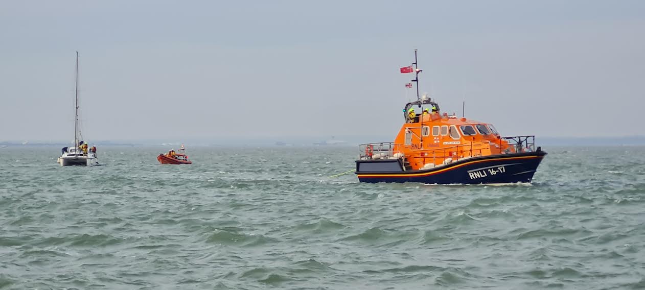 CATAMARAN WITH ENGINE ISSUES AIDED BY BOTH BEMBRIDGE AND COWES RNLI LIFEBOATS