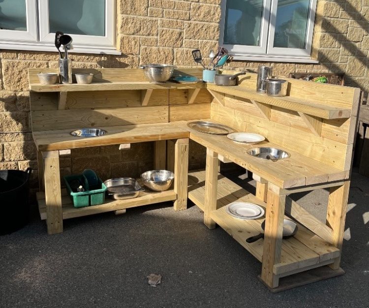 BRIGHSTONE PRIMARY TAKES DELIVERY OF BESPOKE MUD KITCHEN