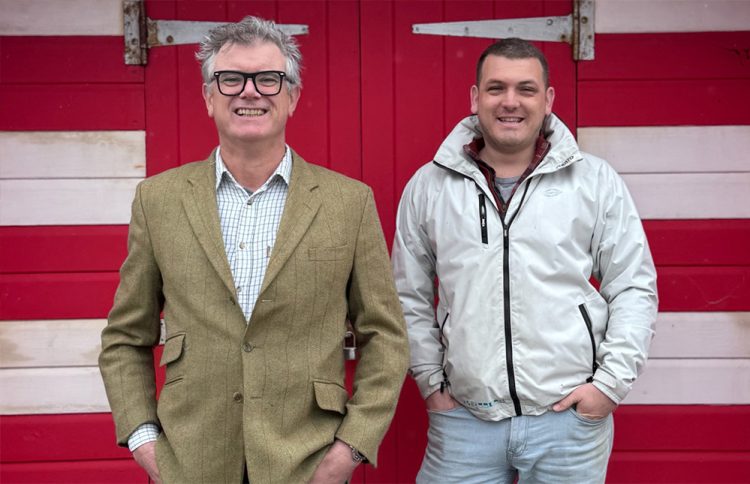 THE HUT RESTAURANT DONATES £500 TOWARDS COLWELL BAY BUOYS