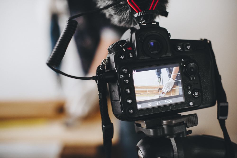 CAPTURING THE ESSENCE OF LOCAL EVENTS: TURNING VIDEOS INTO VISUAL MEMORIES
