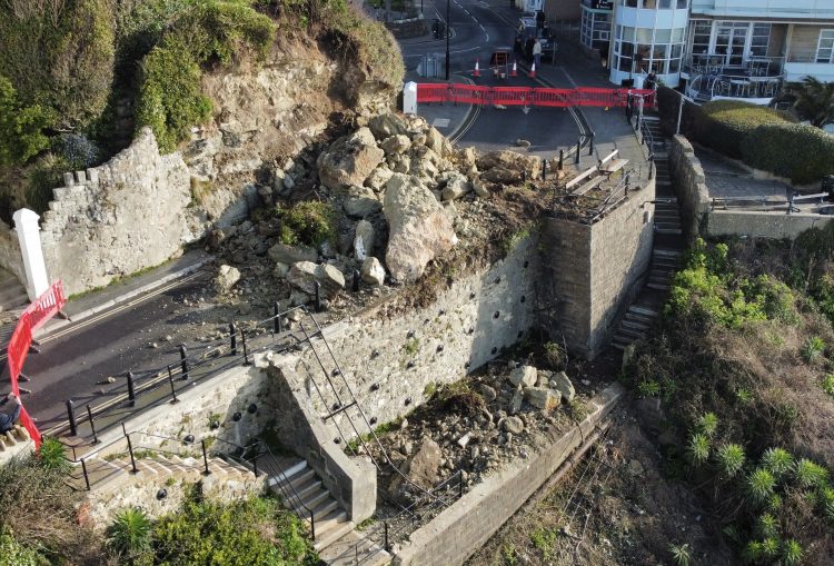 DAYLIGHT REVEALS EXTENT OF MAJOR ROCK COLLAPSE IN VENTNOR
