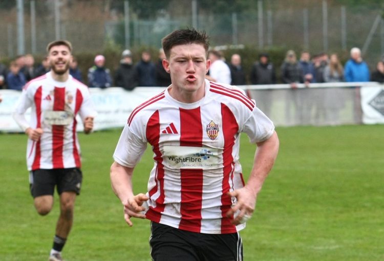 JACOB REYNOLDS BAGS BRACE AS EAST COWES VICTORIA RETURN TO WINNING WAYS