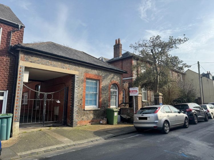 ISLE OF WIGHT PROPERTY AUCTION BLOSSOMS IN SPRING