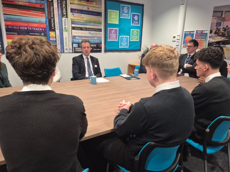 EAST WIGHT MP HOSTS SAFER PHONES ROUND TABLE DISCUSSION WITH RYDE STUDENTS