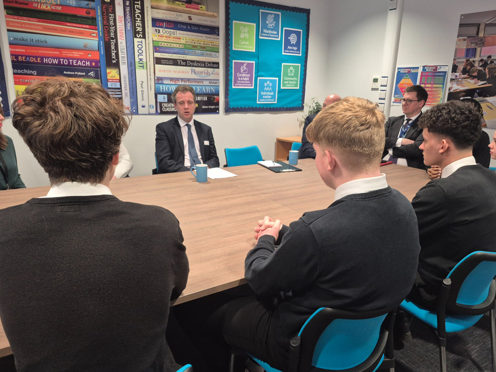 EAST WIGHT MP HOSTS SAFER PHONES ROUND TABLE DISCUSSION WITH RYDE STUDENTS