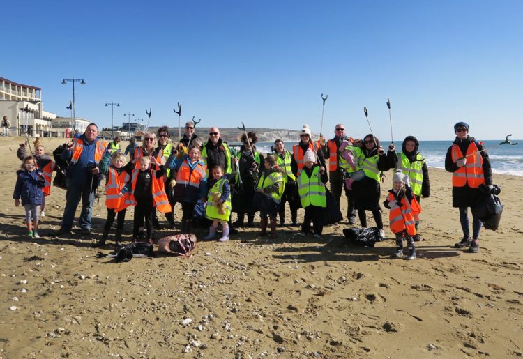COMMUNITY COLLECTS 13KG OF WASTE DURING SANDOWN BEACH CLEAN
