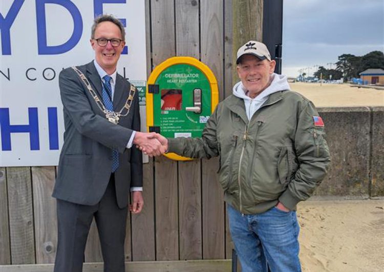 LIFESAVING DEFIB INSTALLED AT RYDE MARINA THANKS TO GENEROUS DONATION