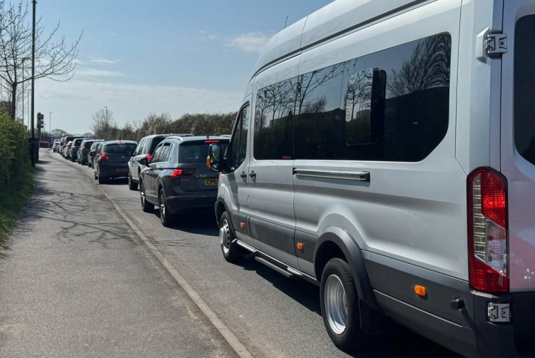 UPDATED: LUNCHTIME GRIDLOCK IN RYDE AS TEMP LIGHTS BRING BRADING ROAD TO A STANDSTILL