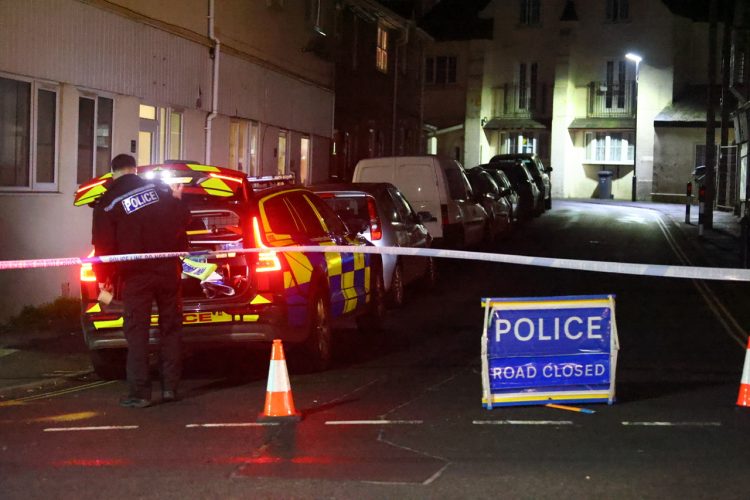 UPDATED: ROADS LOCKED DOWN AS POLICE SURROUND FLAT IN SHANKLIN