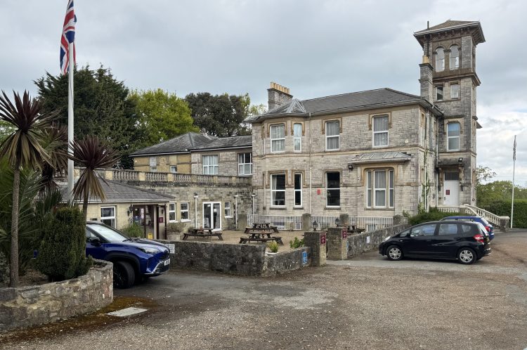 RYDE’S MUCH-LOVED APPLEY MANOR CELEBRATING 30 YEARS IN BUSINESS