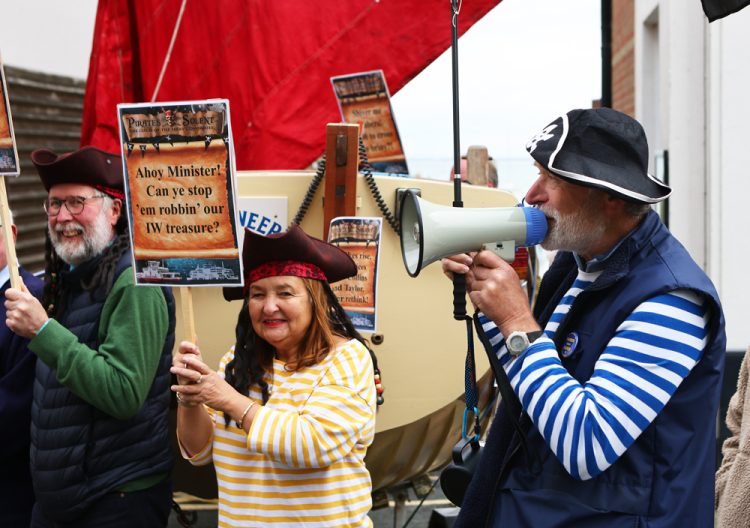 PROTESTERS CHANT ‘ROBBING OUR ISLAND’ AS TRANSPORT MINISTER MEETS FERRY BOSSES