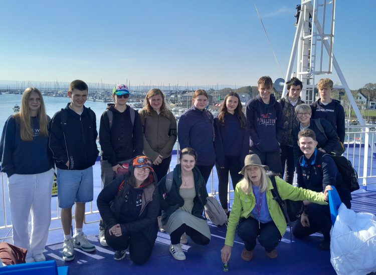 YOUNG CARERS FROM THE NEW FOREST ENJOYING A DAY OUT ON THE ISLE OF WIGHT