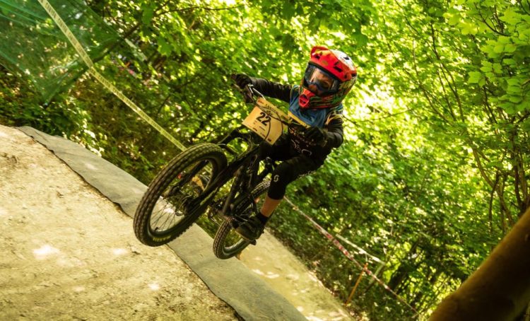 EARLEY, COOK AND HAYDON COMPETE FOR WIGHTLINK CYCLE RACING TEAM IN SCOTLAND