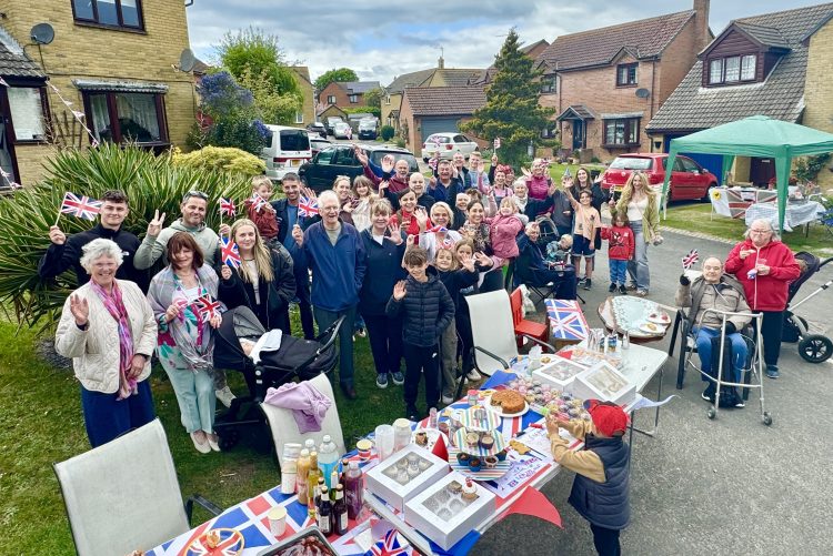 KINGFISHER CLOSE MARKS VE DAY WITH STREET PARTY AND FUNDRAISER FOR HOSPICE