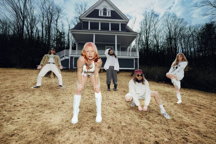 WET LEG UNVEIL NEW SINGLE ‘CPR’ AHEAD OF SECOND ALBUM