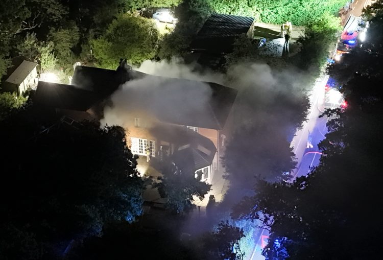UPDATED: HOMEOWNERS HOSPITALISED AS HAVENSTREET COTTAGE FIRE BREAKS OUT