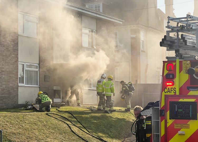 UPDATED: ELDERLY WOMAN ESCAPES FLAT FIRE – SMOKE BILLOWS FROM GROUND FLOOR PROPERTY