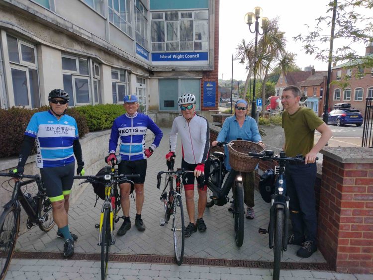 CYCLISTS BEAT CAR IN COMMUTER CHALLENGE BETWEEN NEWPORT AND COWES