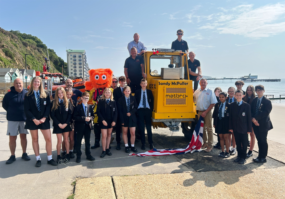 STUDENTS UNVEIL ‘SANDY MCPULLER’ AFTER RAISING £1,216 FOR INDEPENDENT LIFEBOAT