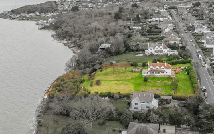 PLANS LODGED FOR NEW BEACHFRONT FAMILY HOME IN GURNARD