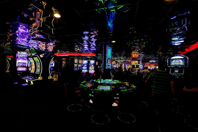 WHY DO PEOPLE LOVE PLAYING SLOTS?