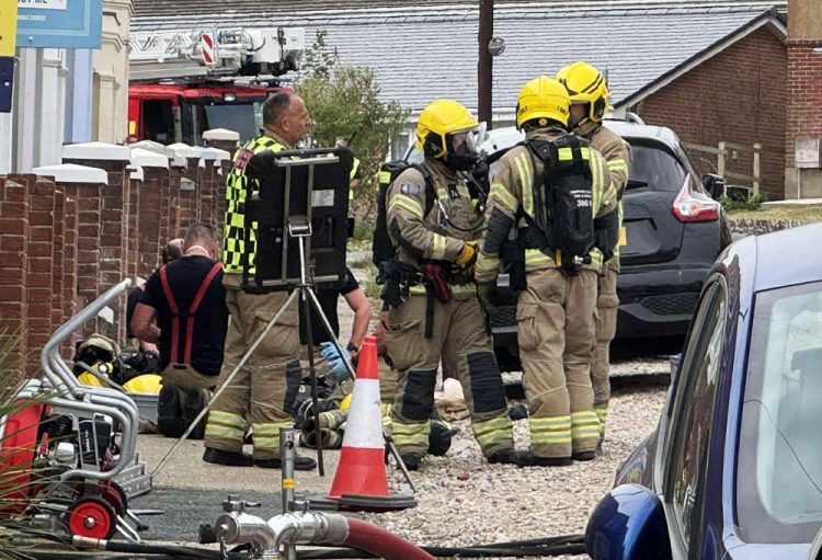 FIREFIGHTERS TACKLE HOUSE FIRE IN COWES – SMOKE BILLOWS FROM PROPERTY