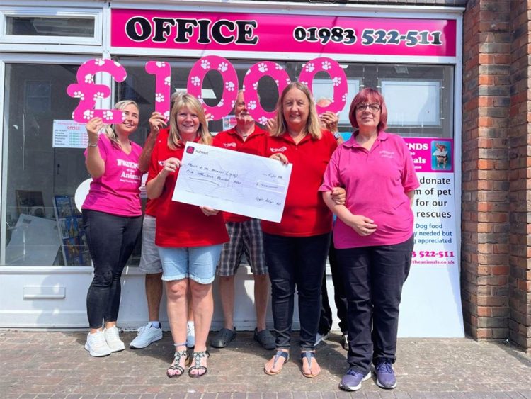 £1,000 RAISED FOR FRIENDS OF THE ANIMALS AT WIGHT WHEELS’ CLASSIC CAR AND BIKE SHOW