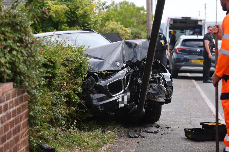 UPDATED: BMW SMASHES INTO LAMPPOST AND WALL ON MAIN ROAD TO COWES