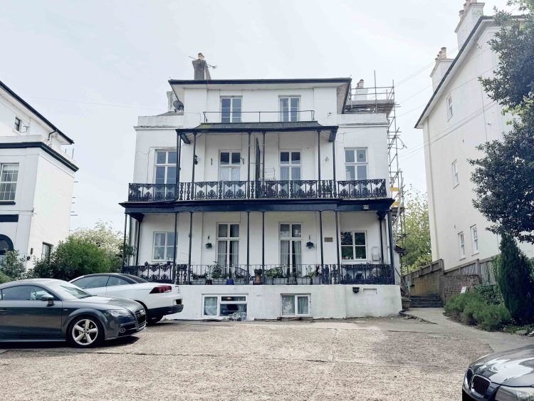 BIDDING WARS SEE ISLAND PROPERTIES FETCH STRONG PRICES IN LATEST CLIVE EMSON AUCTION