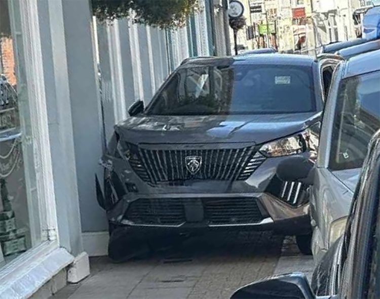 CAR CRASHES INTO SHOPFRONT IN NEWPORT – POLICE CALLED