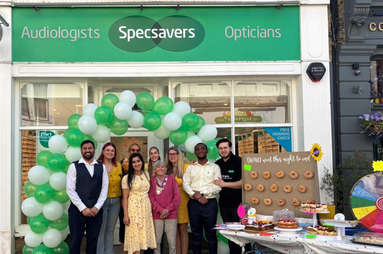 RYDE MAYOR JOINS SPECSAVERS STREET PARTY CELEBRATION FOR 21ST ANNIVERSARY