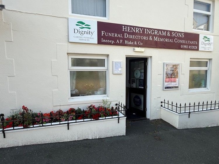 LORNA STRENGTHENS HENRY INGRAMS TEAM AS VENTNOR FUNERAL DIRECTORS REOPENS