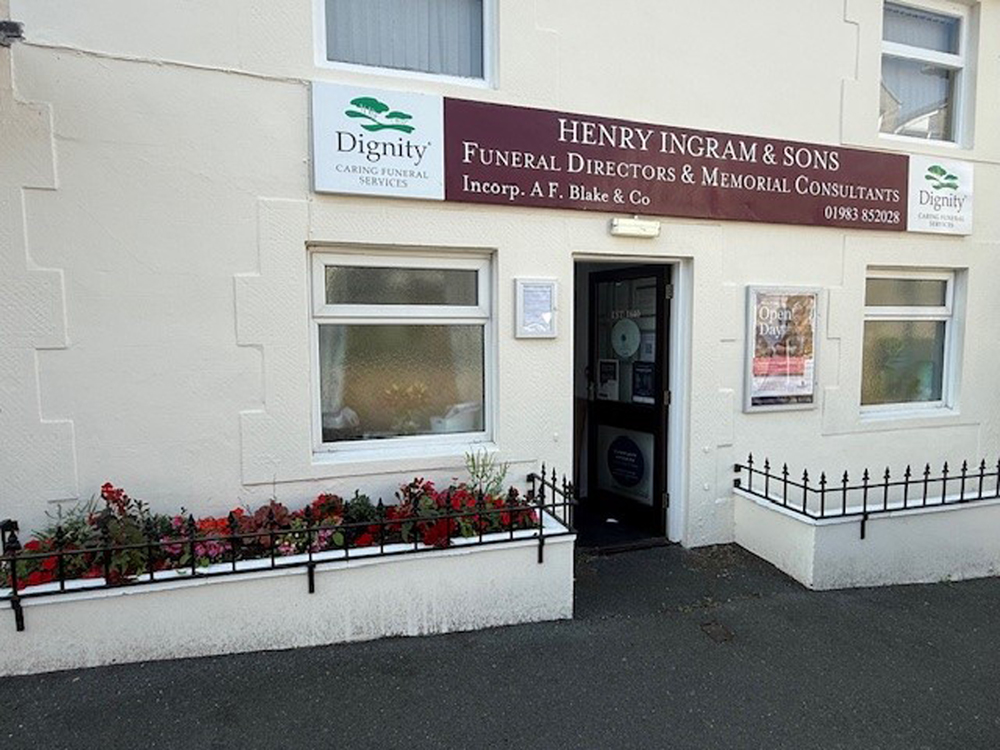 LORNA STRENGTHENS HENRY INGRAMS TEAM AS VENTNOR FUNERAL DIRECTORS REOPENS